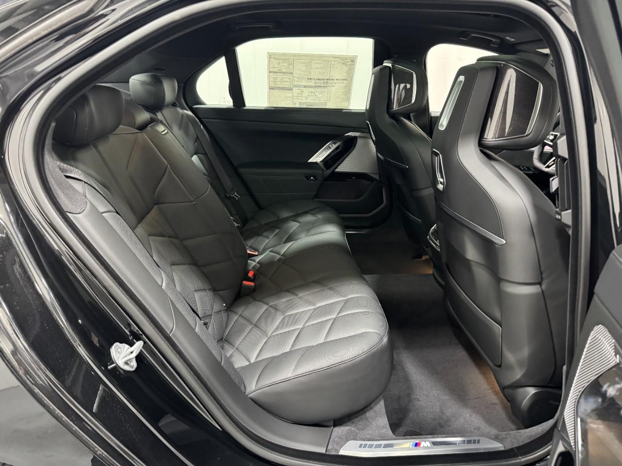 BMW 7 Series Vehicle Full-screen Gallery Image 10