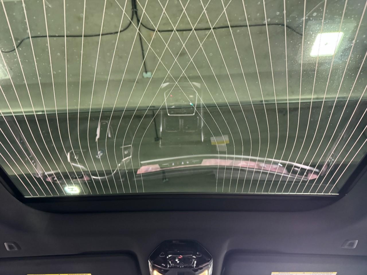 BMW 7 Series Vehicle Full-screen Gallery Image 11