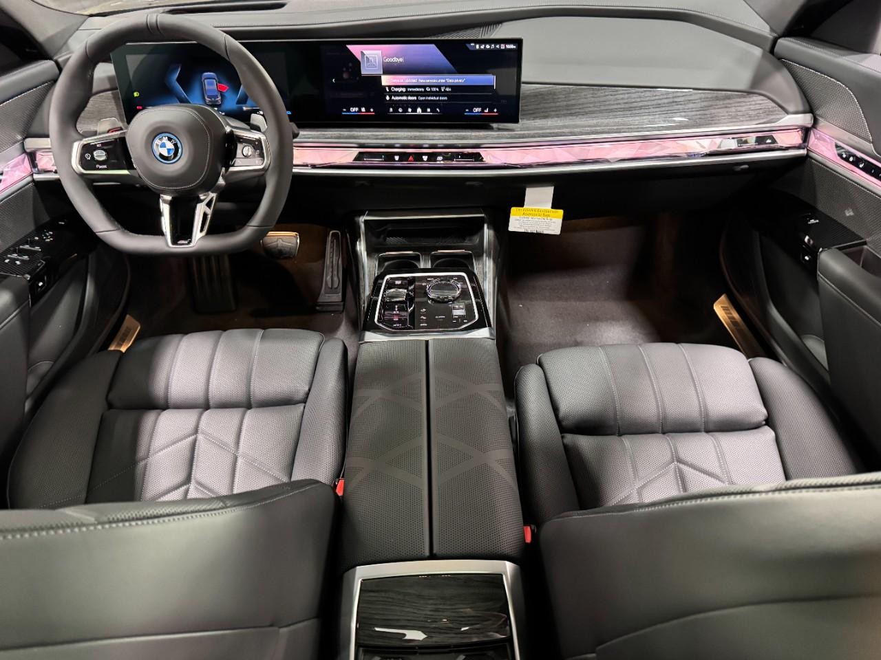 BMW 7 Series Vehicle Full-screen Gallery Image 12