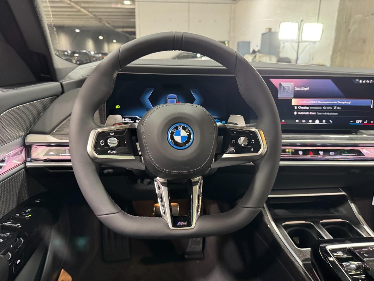 BMW 7 Series Vehicle Full-screen Gallery Image 13