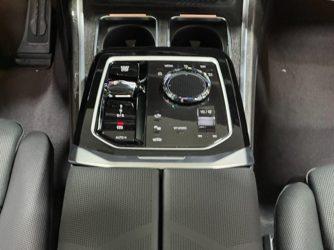 BMW 7 Series Vehicle Full-screen Gallery Image 15