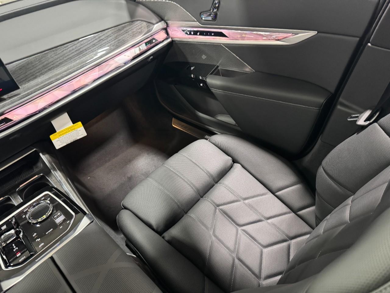 BMW 7 Series Vehicle Full-screen Gallery Image 16