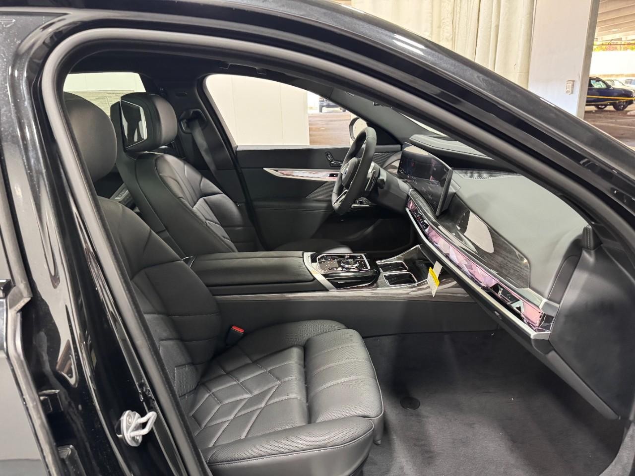 BMW 7 Series Vehicle Full-screen Gallery Image 17