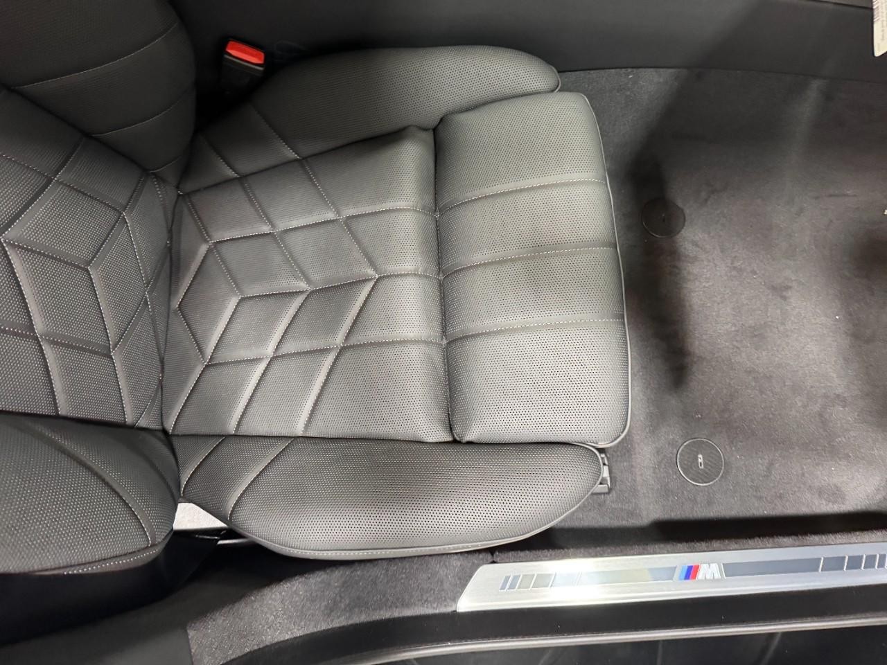 BMW 7 Series Vehicle Full-screen Gallery Image 18