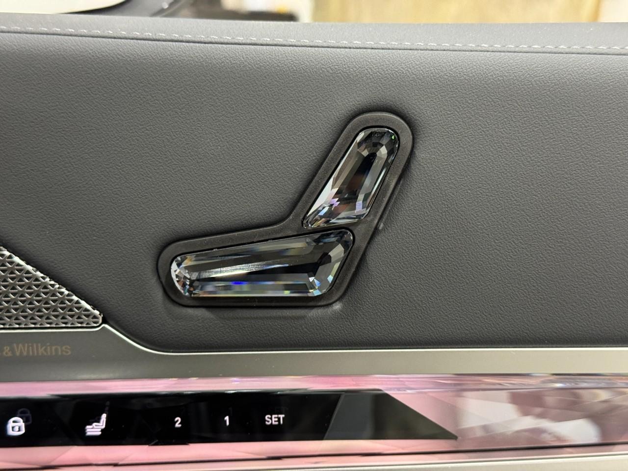 BMW 7 Series Vehicle Full-screen Gallery Image 19