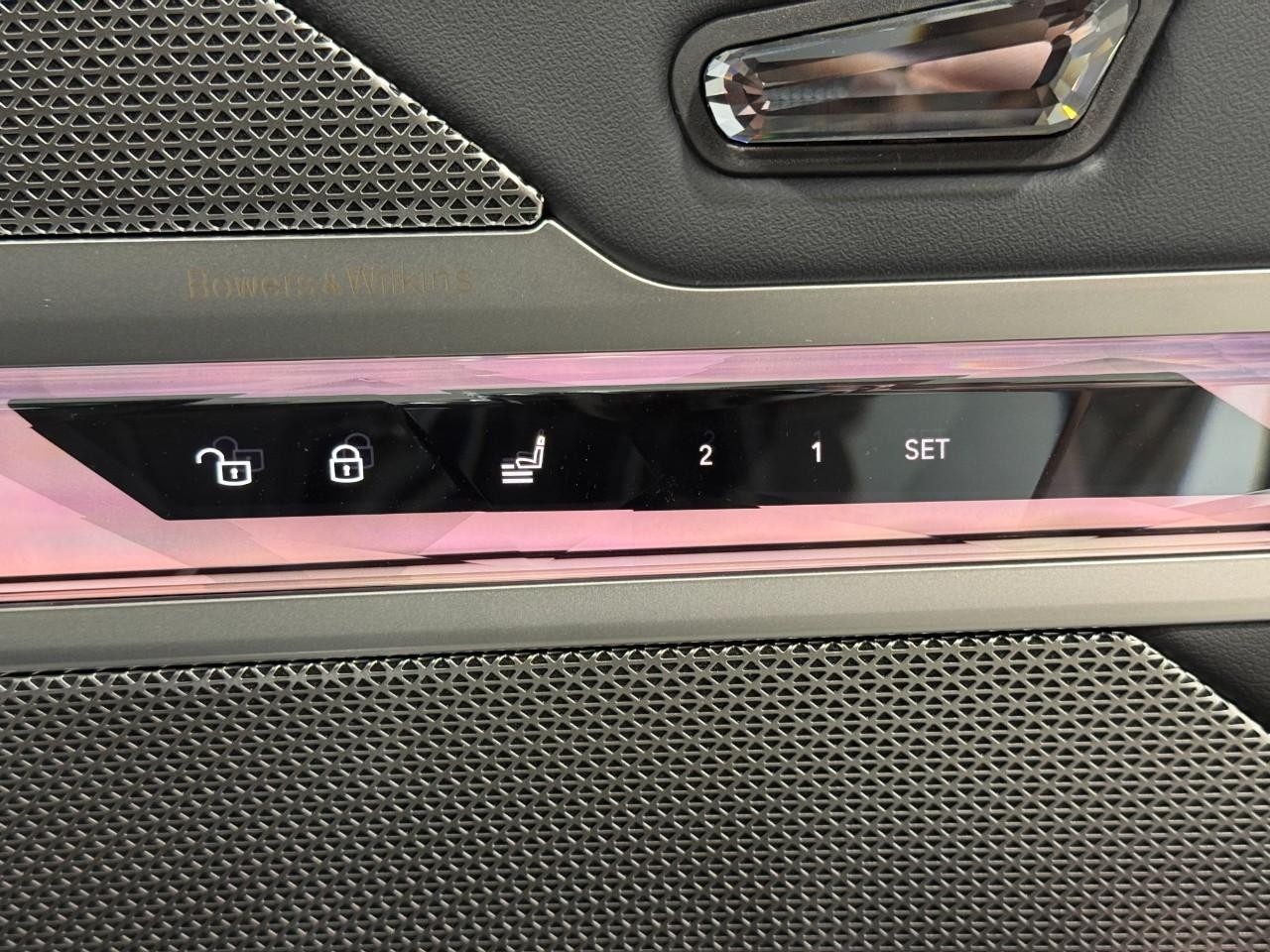 BMW 7 Series Vehicle Full-screen Gallery Image 20