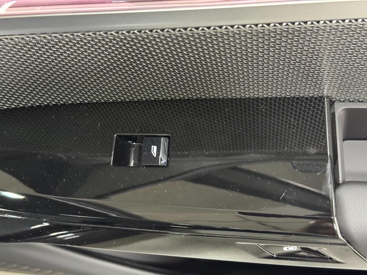 BMW 7 Series Vehicle Full-screen Gallery Image 21