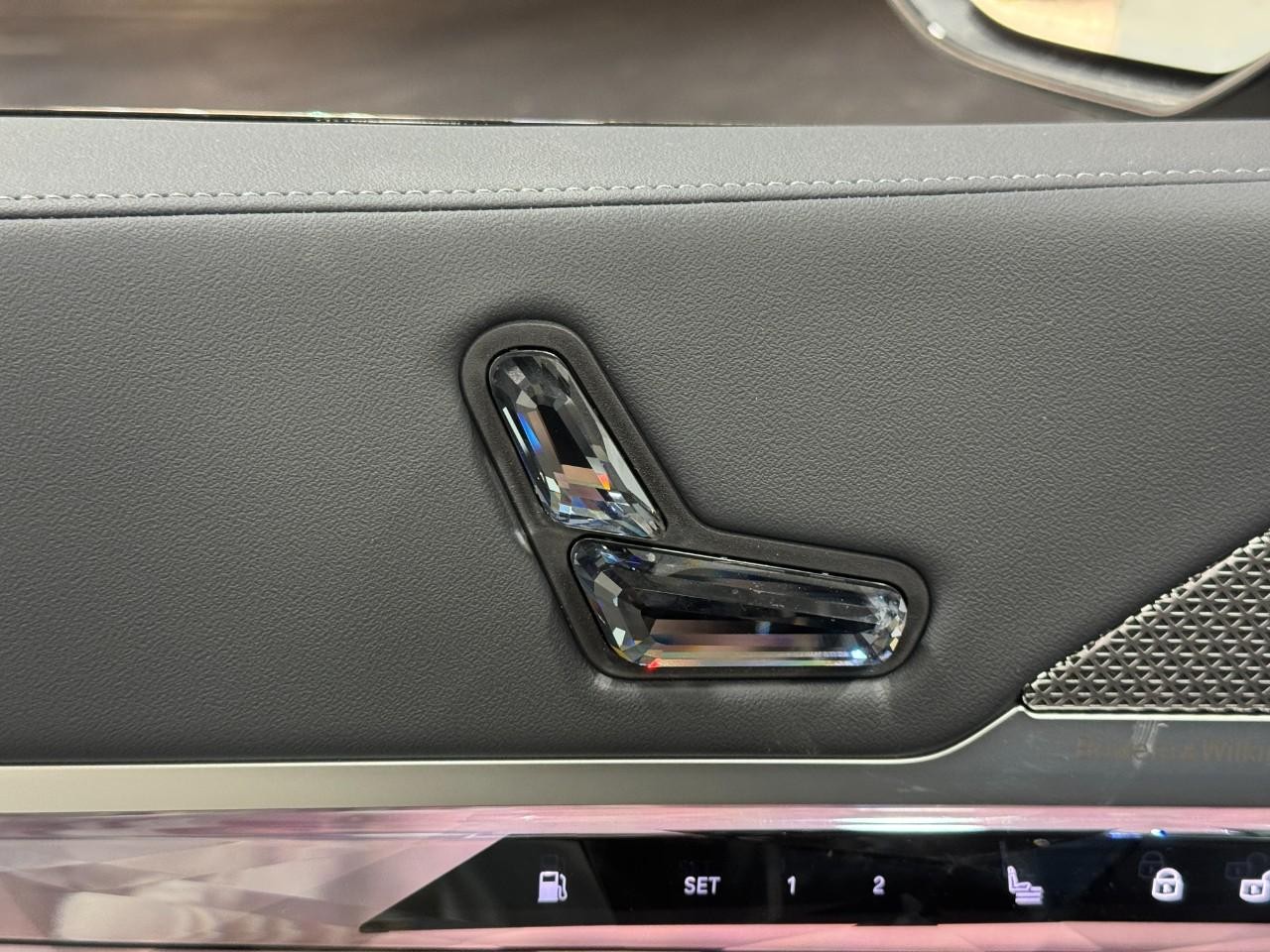 BMW 7 Series Vehicle Full-screen Gallery Image 22