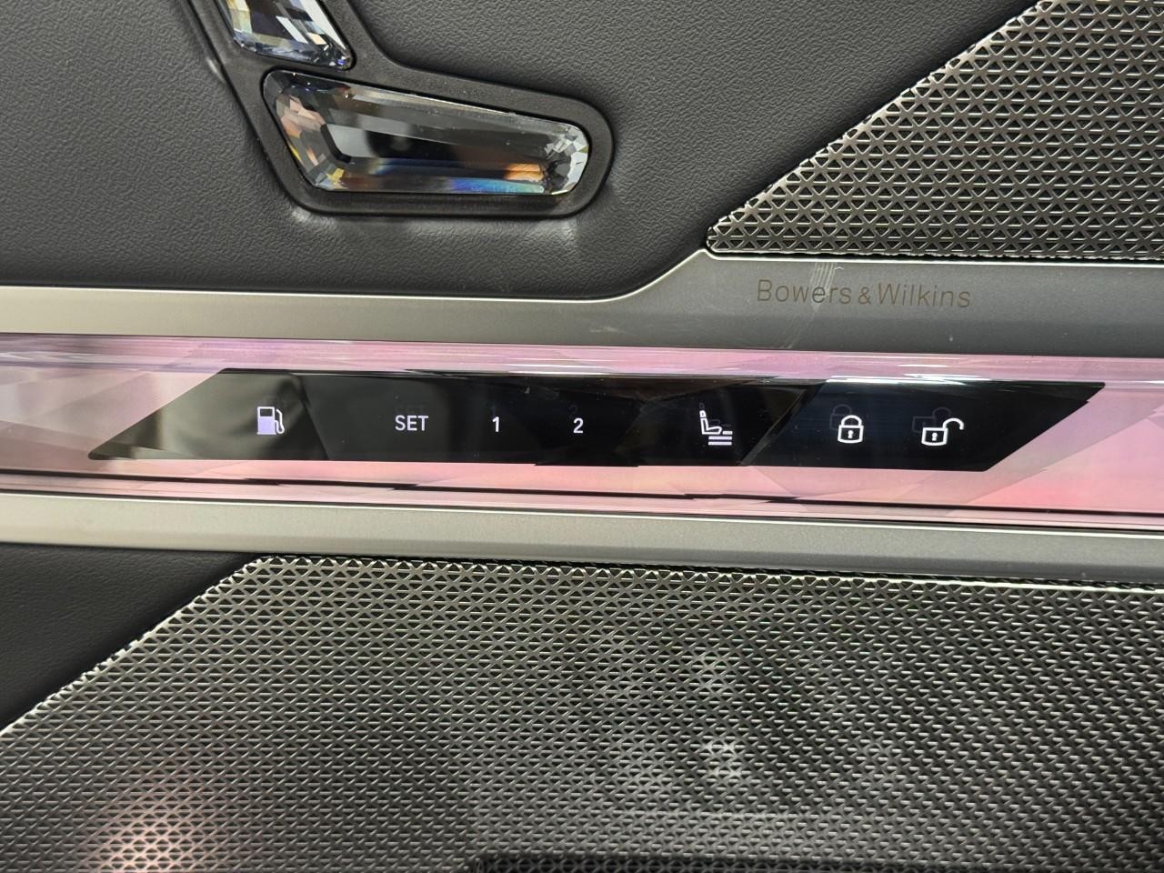 BMW 7 Series Vehicle Full-screen Gallery Image 23