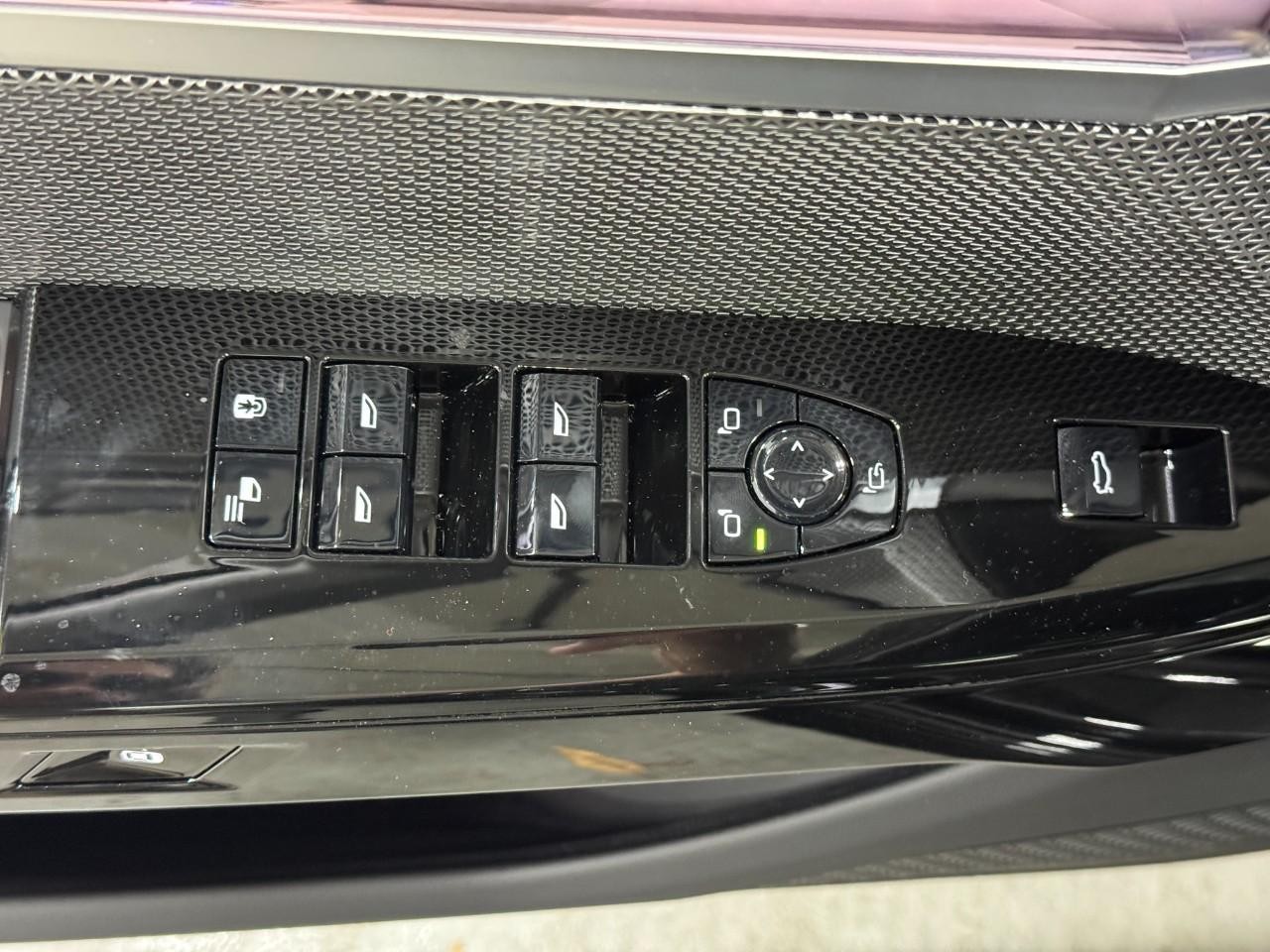 BMW 7 Series Vehicle Full-screen Gallery Image 24