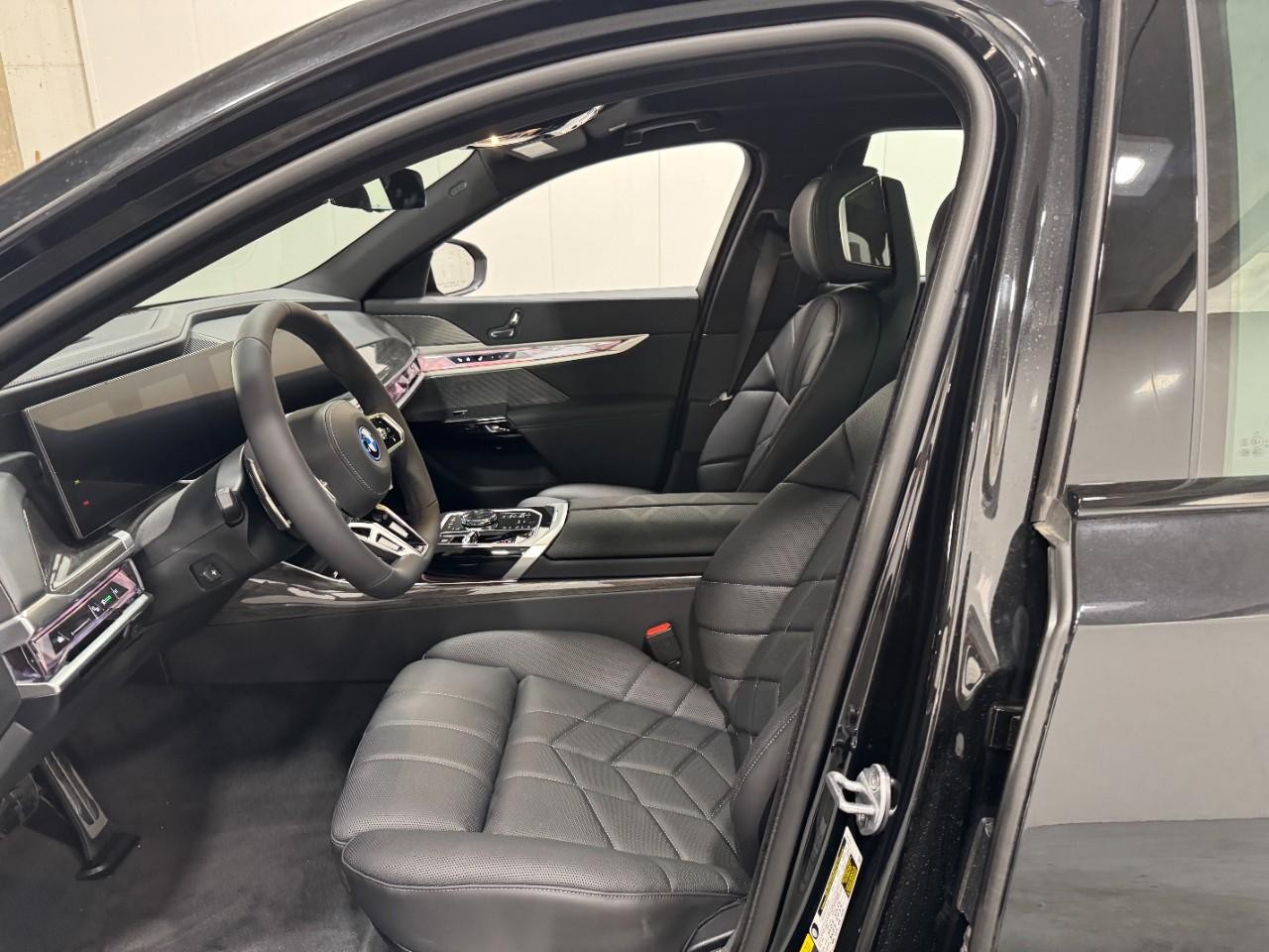 BMW 7 Series Vehicle Full-screen Gallery Image 25