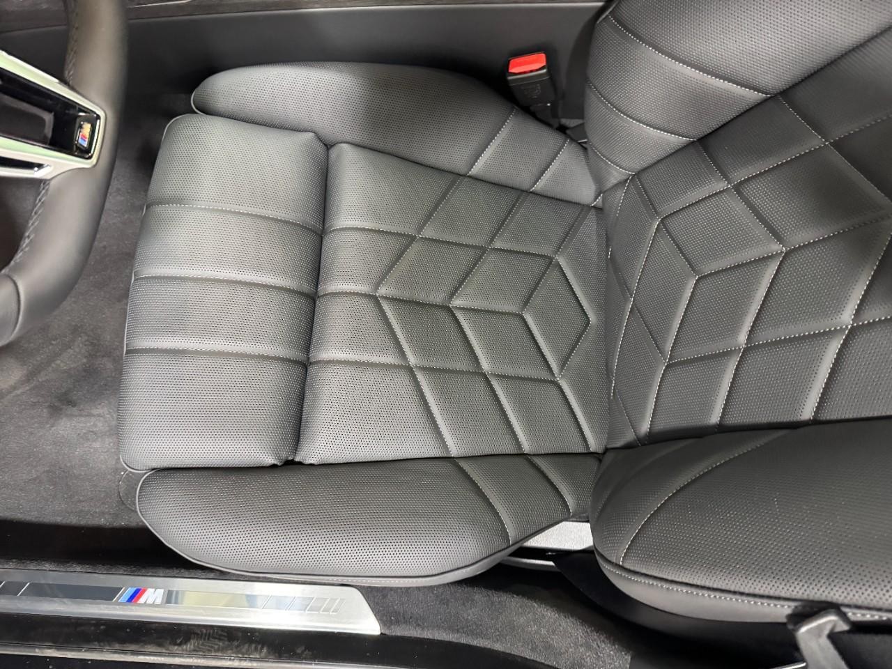 BMW 7 Series Vehicle Full-screen Gallery Image 26