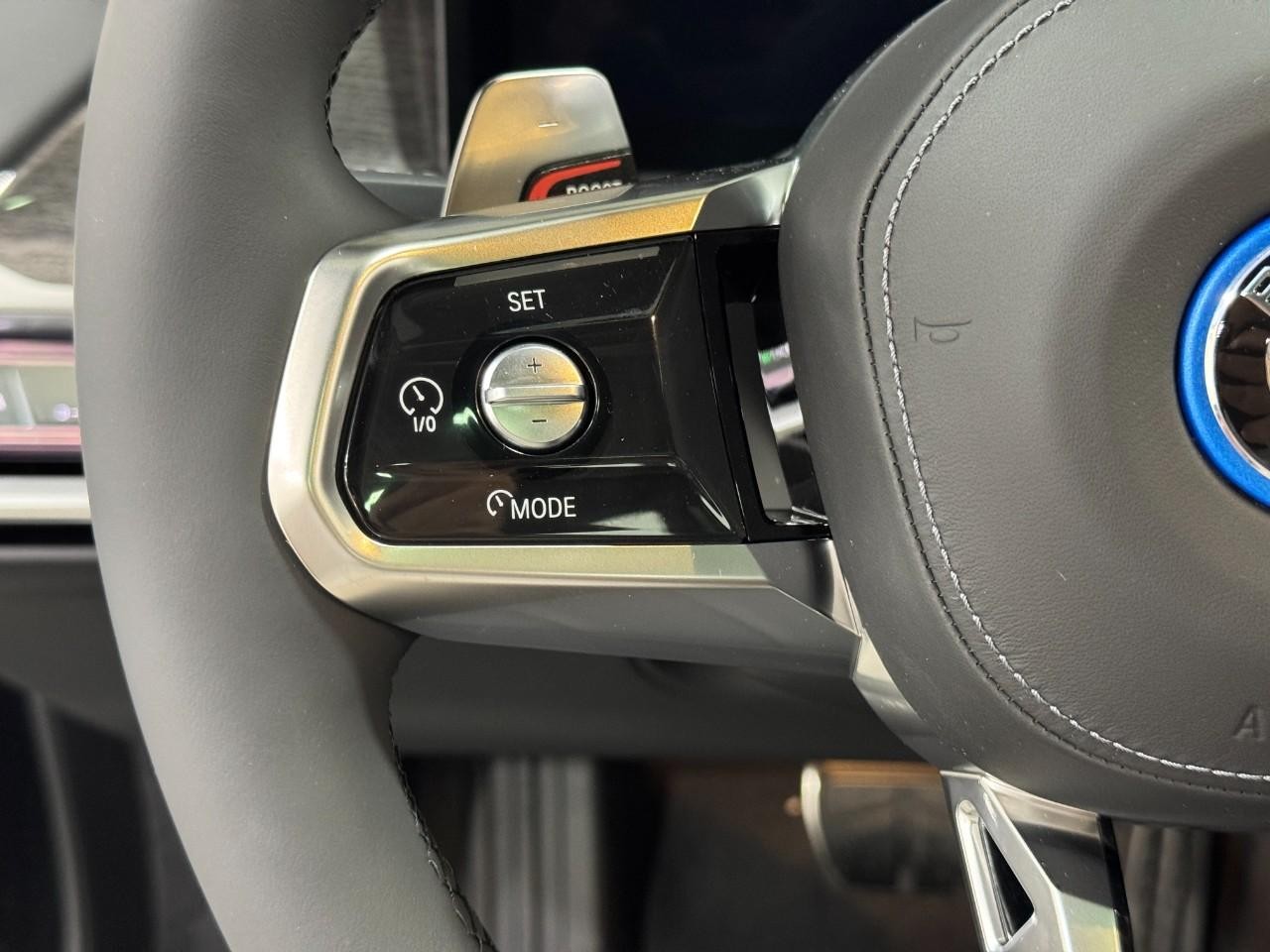 BMW 7 Series Vehicle Full-screen Gallery Image 27