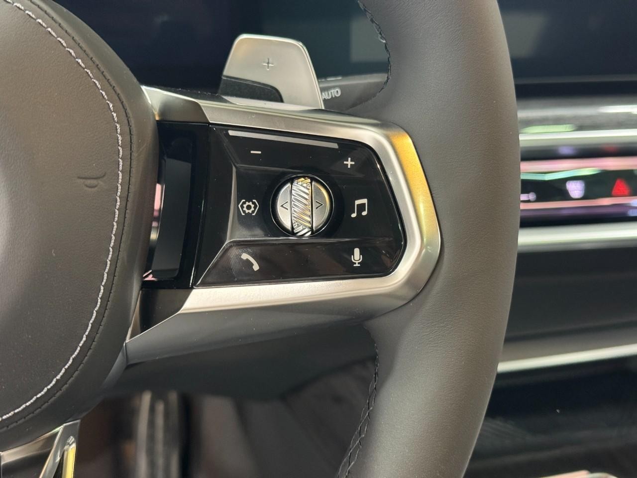 BMW 7 Series Vehicle Full-screen Gallery Image 28