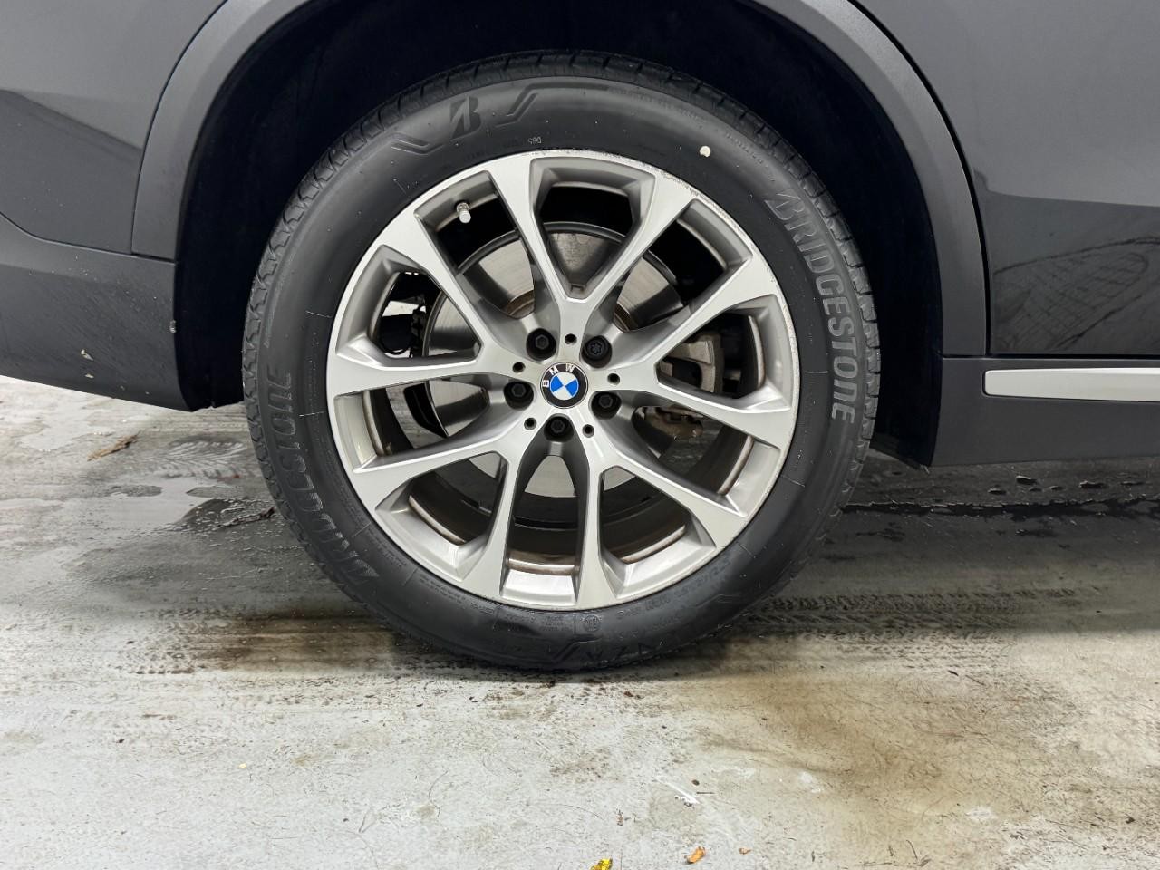 BMW X5 Vehicle Full-screen Gallery Image 5