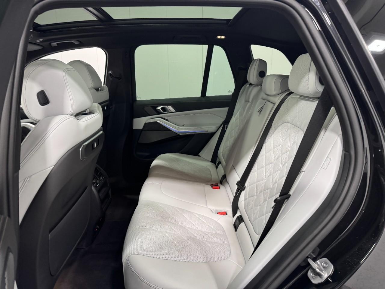 BMW X5 Vehicle Full-screen Gallery Image 8