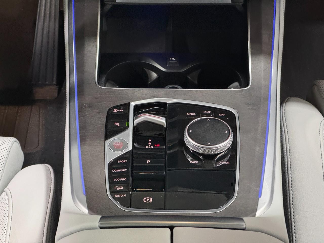 BMW X5 Vehicle Full-screen Gallery Image 15