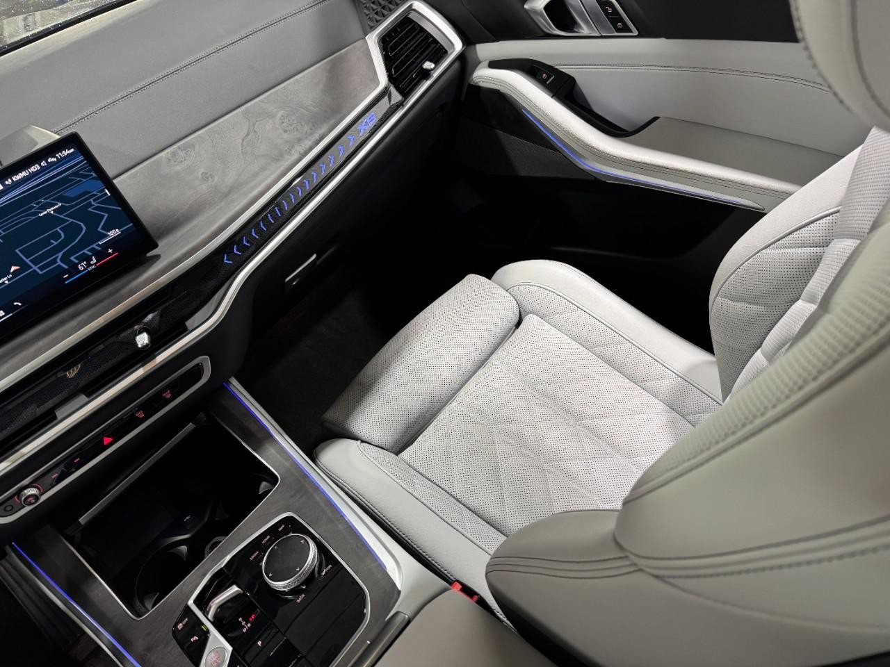 BMW X5 Vehicle Full-screen Gallery Image 16