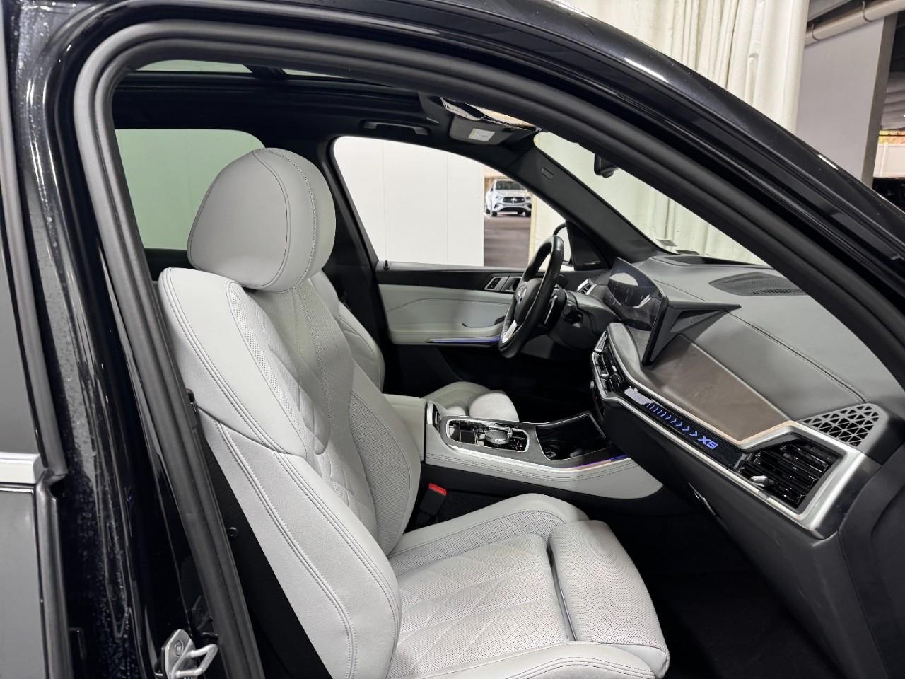 BMW X5 Vehicle Full-screen Gallery Image 17