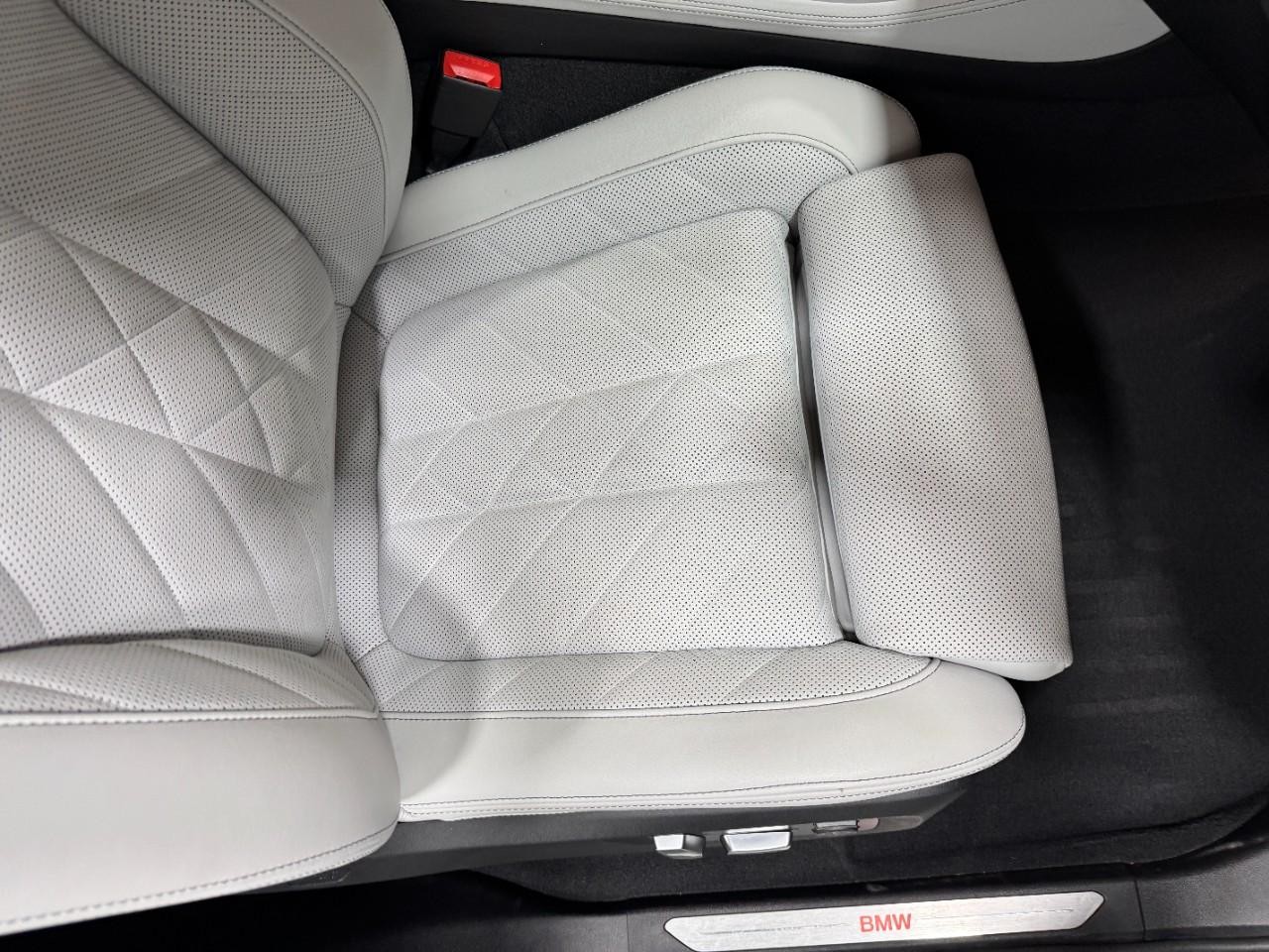 BMW X5 Vehicle Full-screen Gallery Image 18