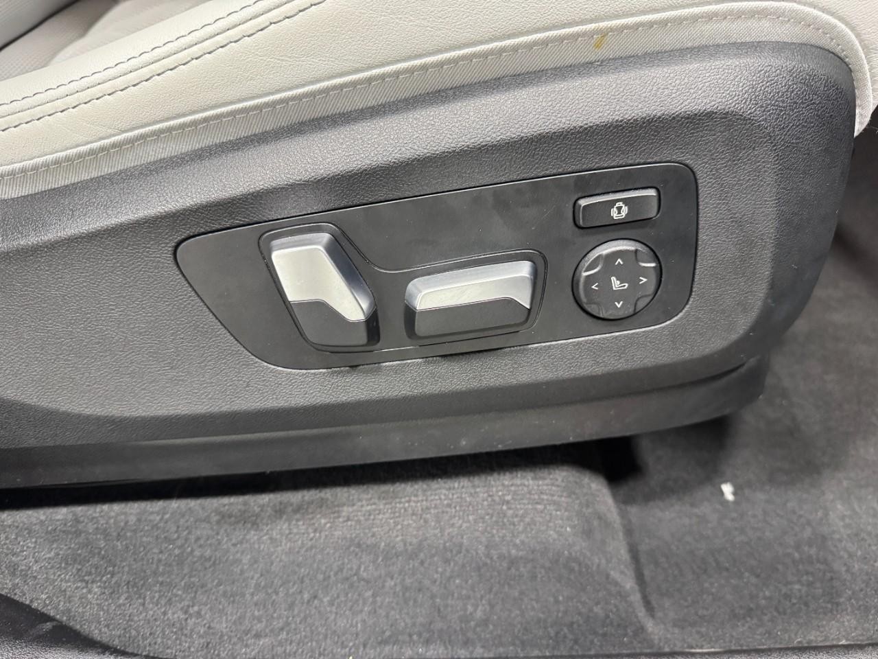 BMW X5 Vehicle Full-screen Gallery Image 19