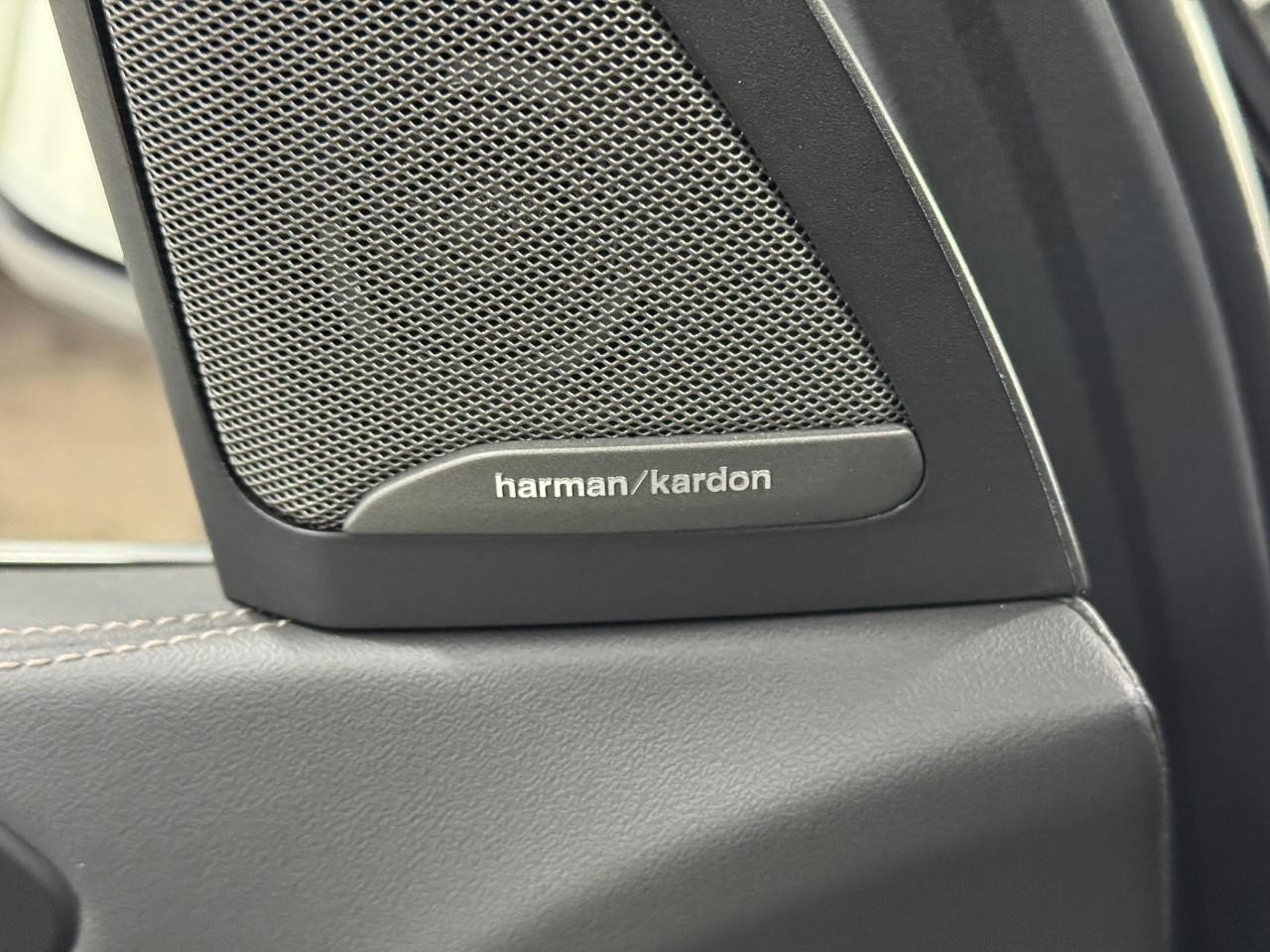 BMW X5 Vehicle Full-screen Gallery Image 22