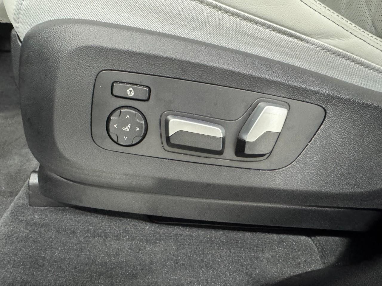 BMW X5 Vehicle Full-screen Gallery Image 28