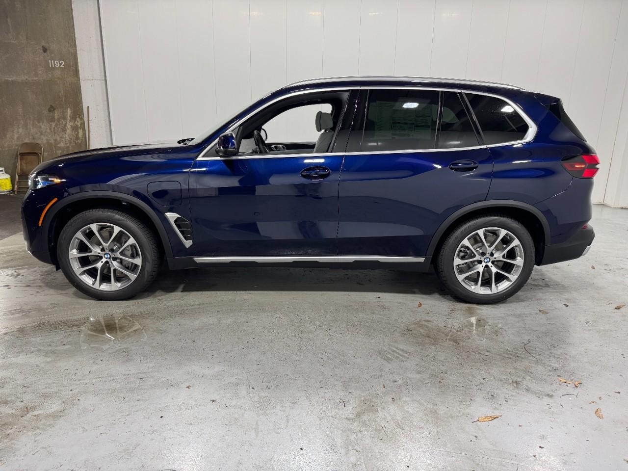 BMW X5 Vehicle Full-screen Gallery Image 2