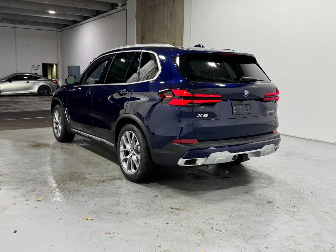 BMW X5 Vehicle Full-screen Gallery Image 3