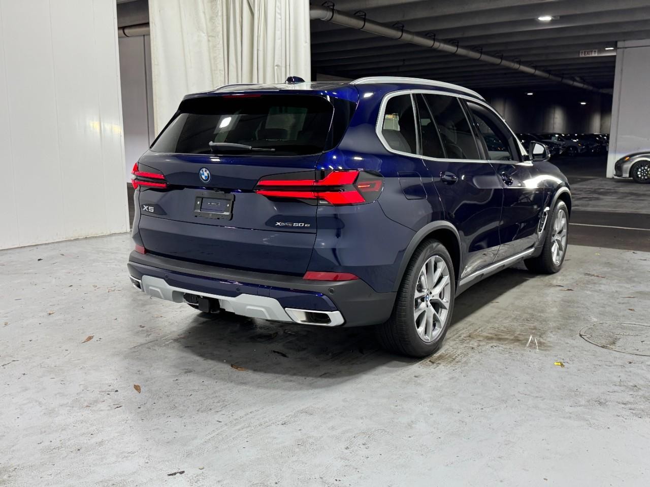 BMW X5 Vehicle Full-screen Gallery Image 4
