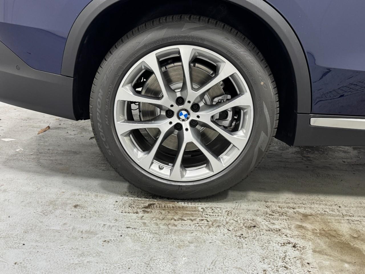 BMW X5 Vehicle Full-screen Gallery Image 5