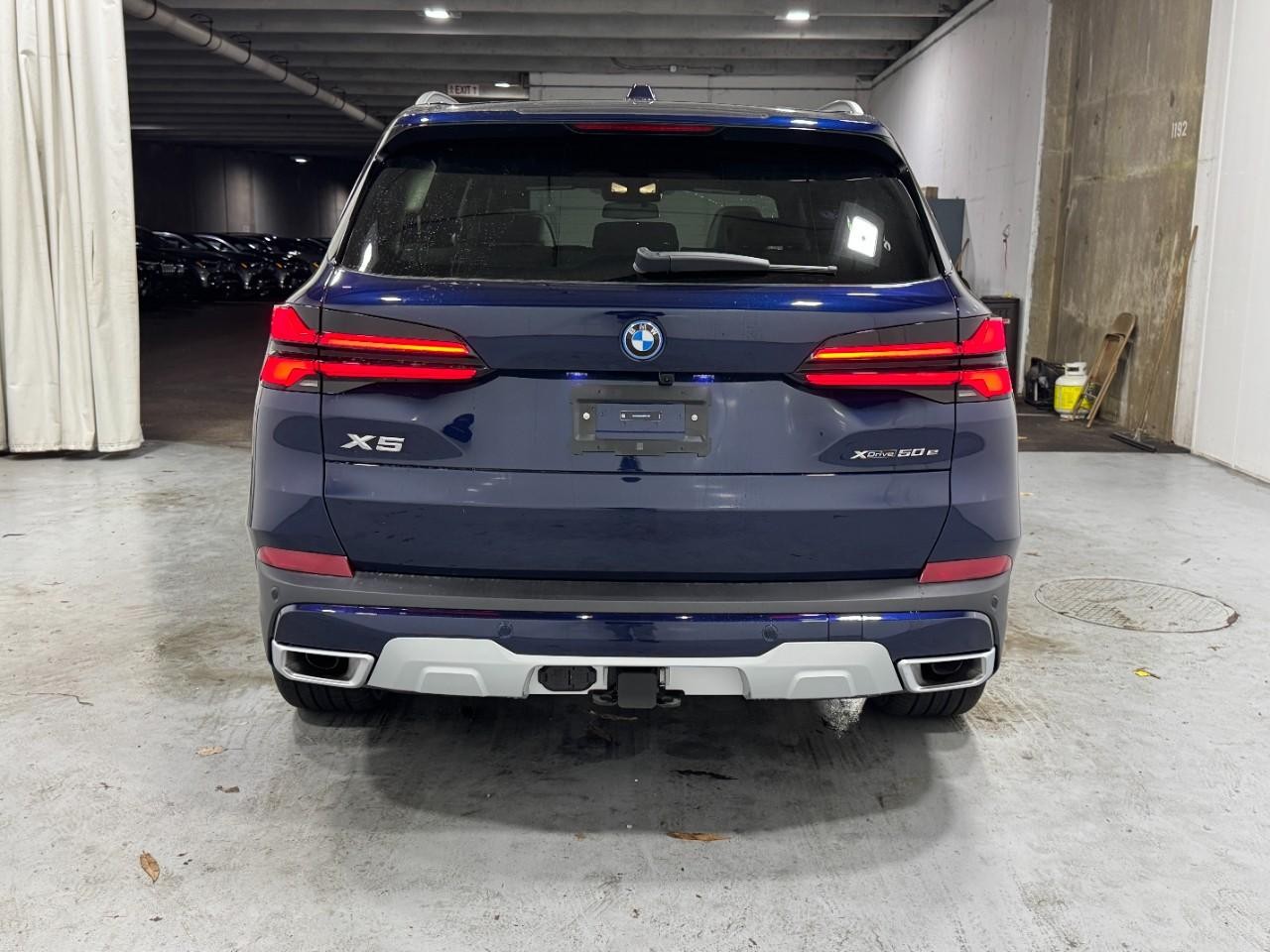 BMW X5 Vehicle Full-screen Gallery Image 9
