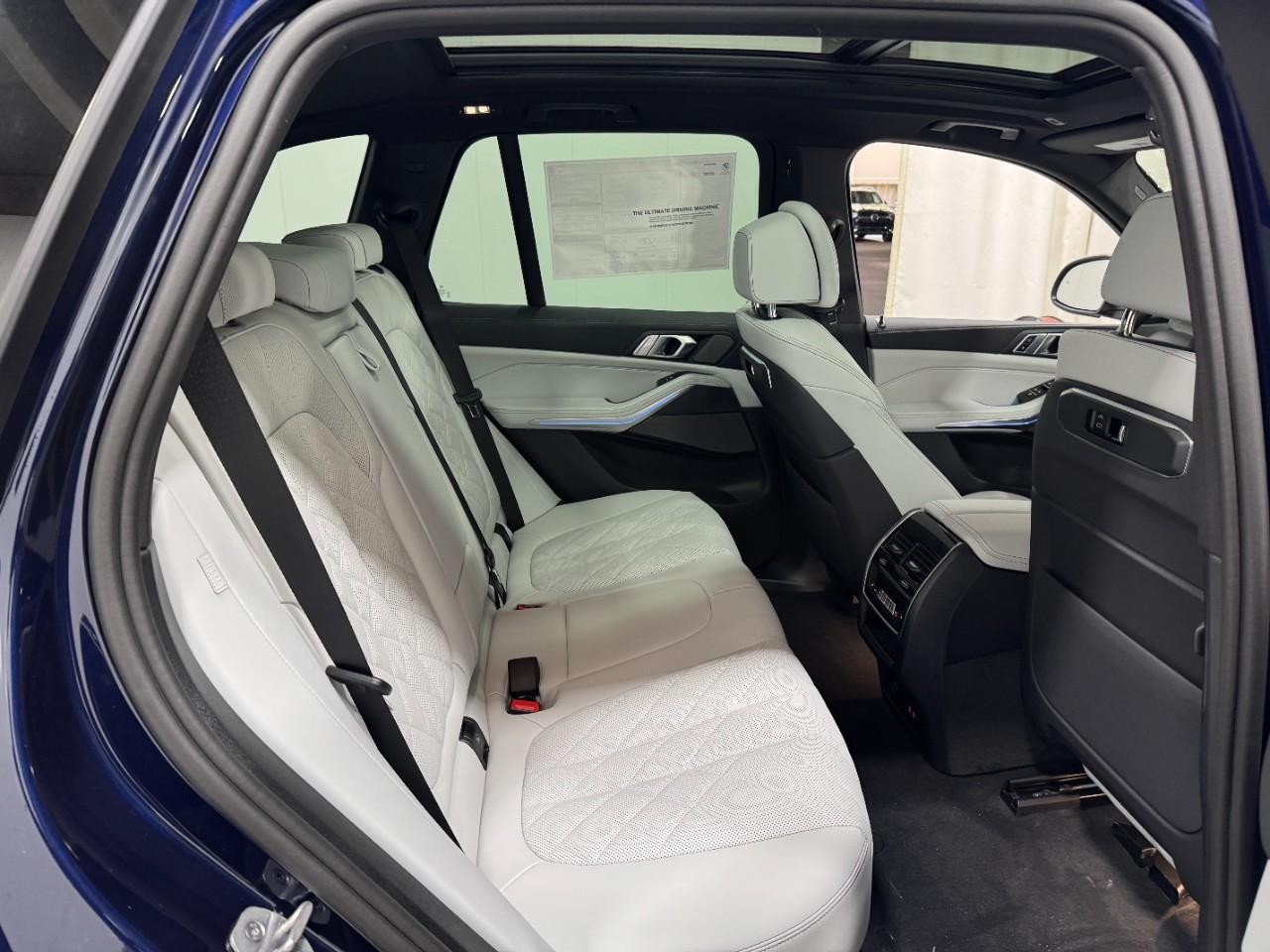 BMW X5 Vehicle Full-screen Gallery Image 10