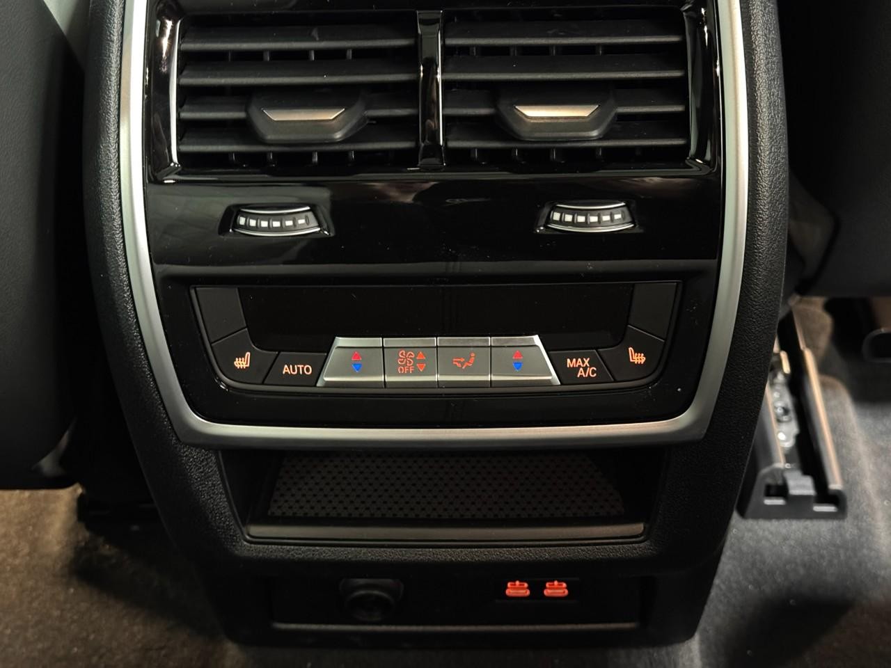 BMW X5 Vehicle Full-screen Gallery Image 11