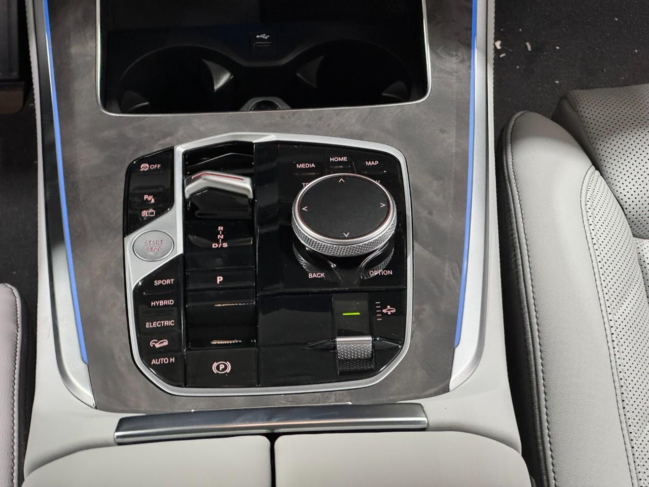 BMW X5 Vehicle Full-screen Gallery Image 16