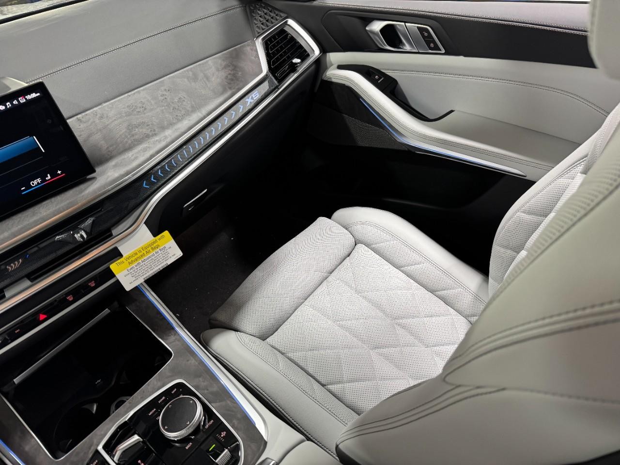 BMW X5 Vehicle Full-screen Gallery Image 17