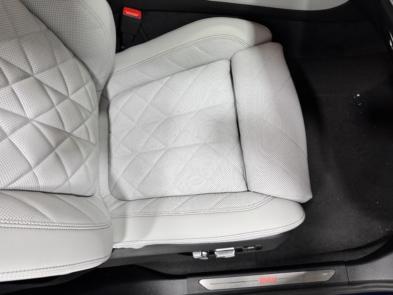 BMW X5 Vehicle Full-screen Gallery Image 19