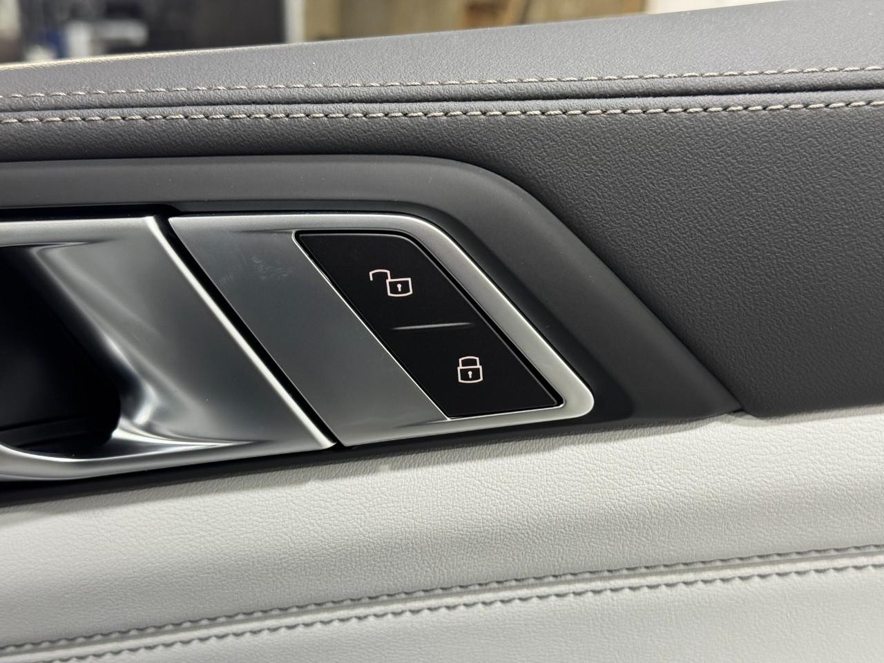 BMW X5 Vehicle Full-screen Gallery Image 21