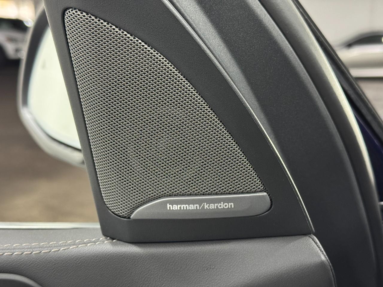 BMW X5 Vehicle Full-screen Gallery Image 23