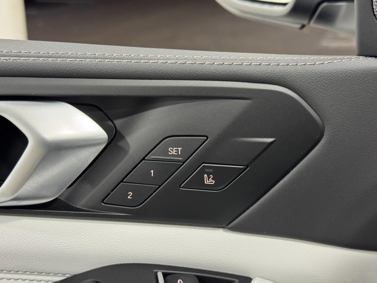 BMW X5 Vehicle Full-screen Gallery Image 24