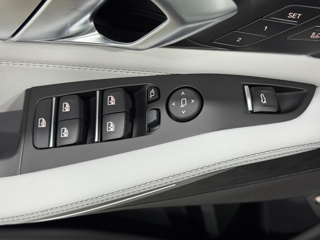 BMW X5 Vehicle Full-screen Gallery Image 26