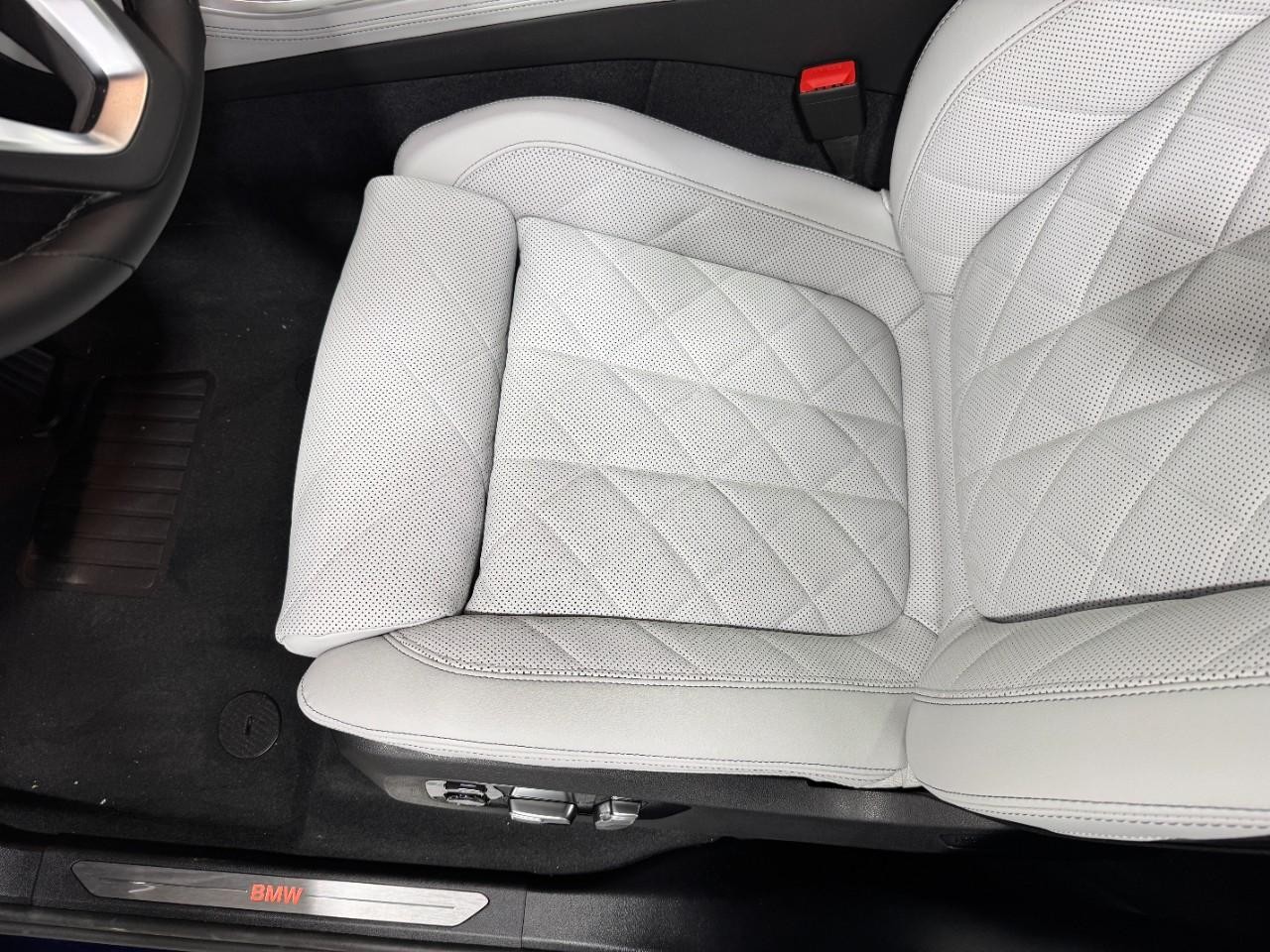 BMW X5 Vehicle Full-screen Gallery Image 29