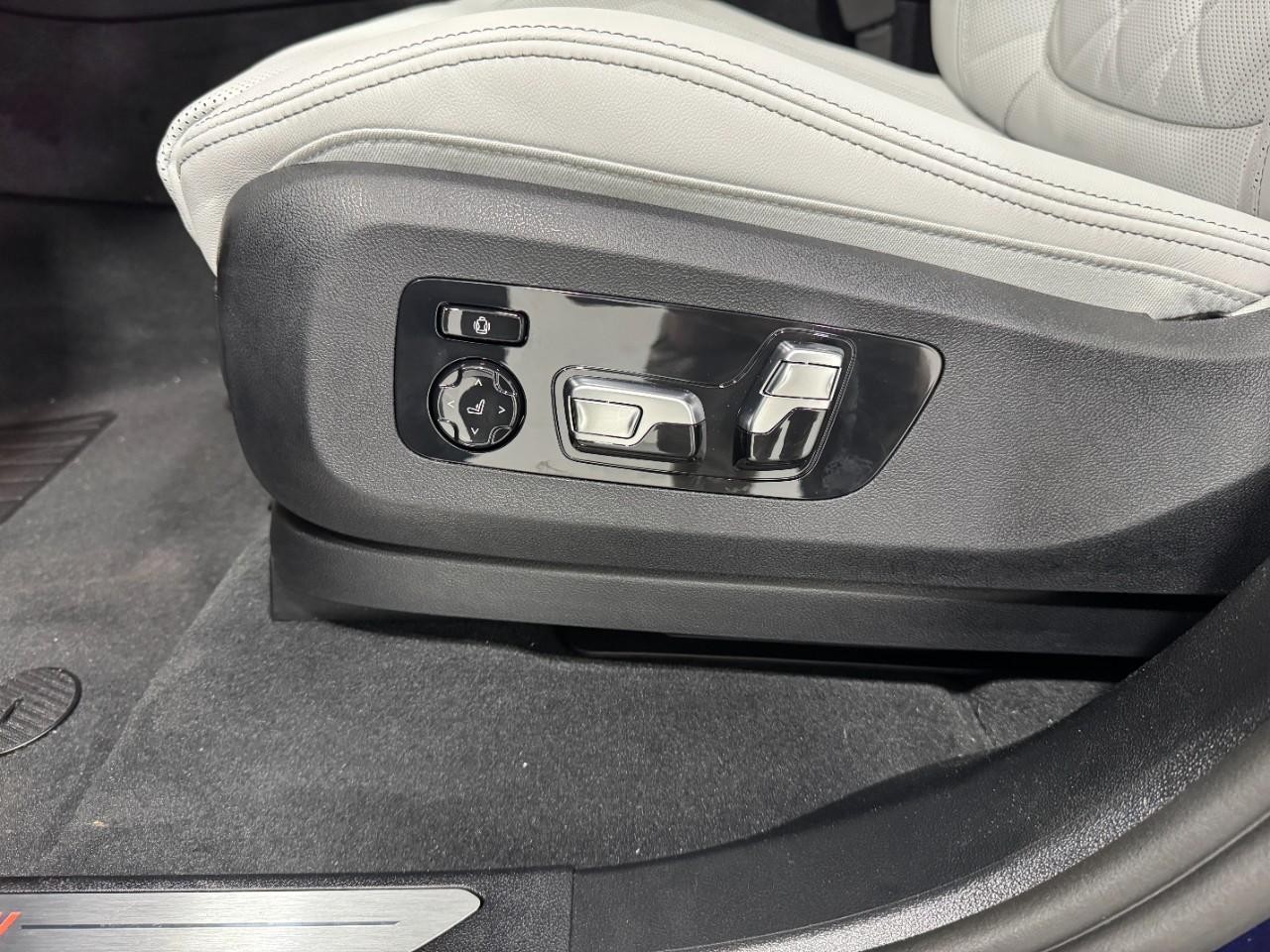 BMW X5 Vehicle Full-screen Gallery Image 30