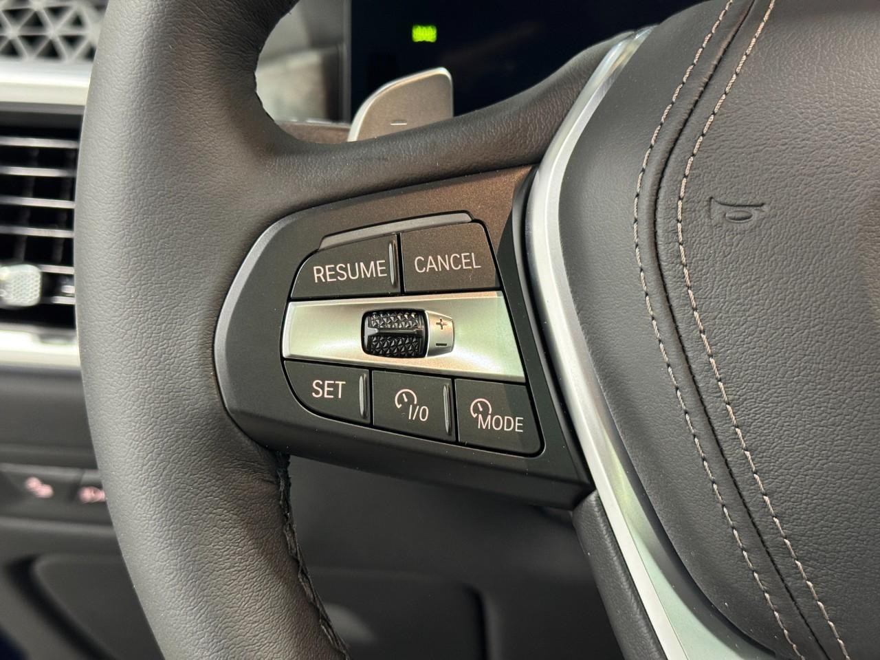BMW X5 Vehicle Full-screen Gallery Image 32