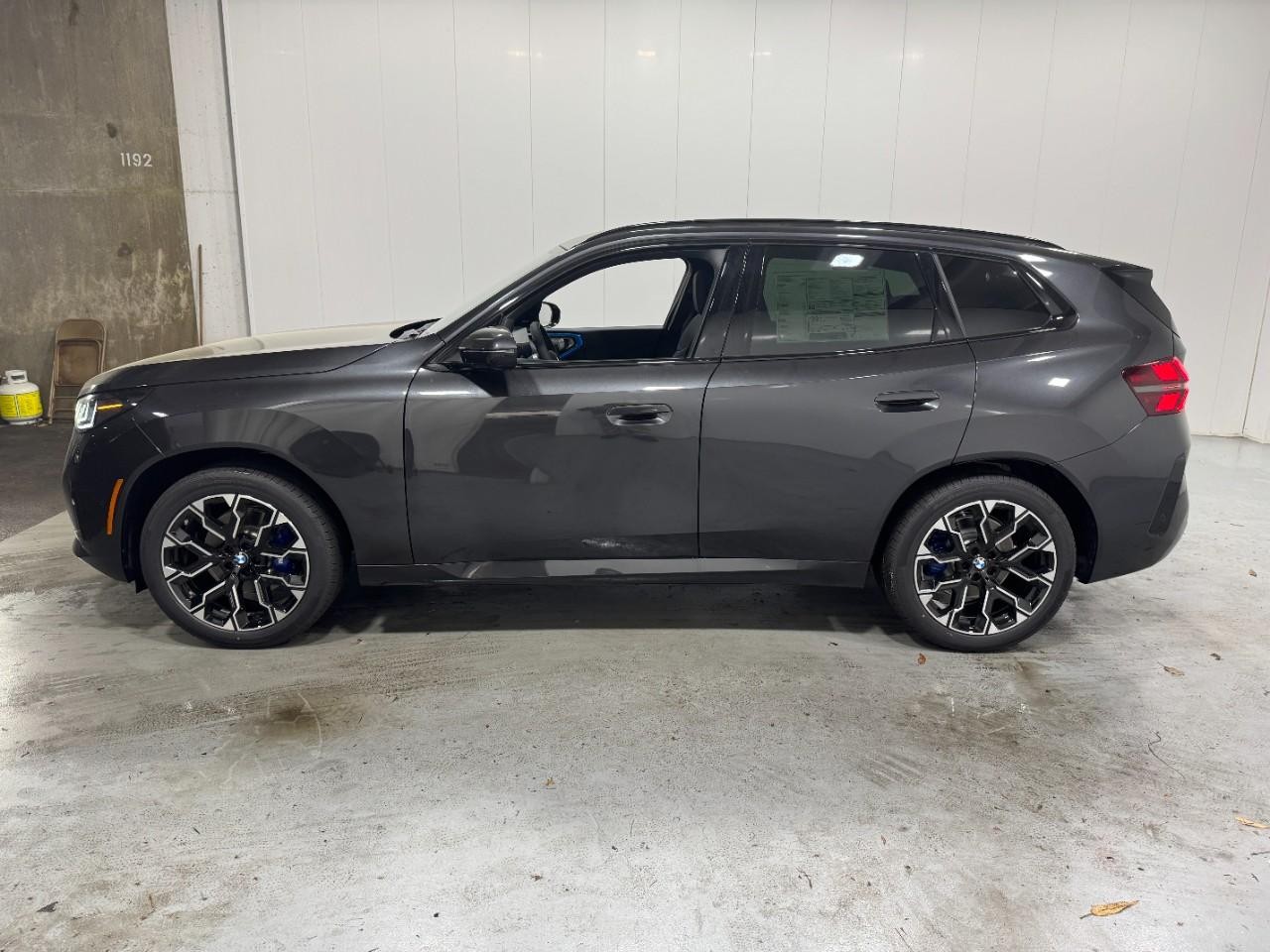 BMW X3 Vehicle Full-screen Gallery Image 2