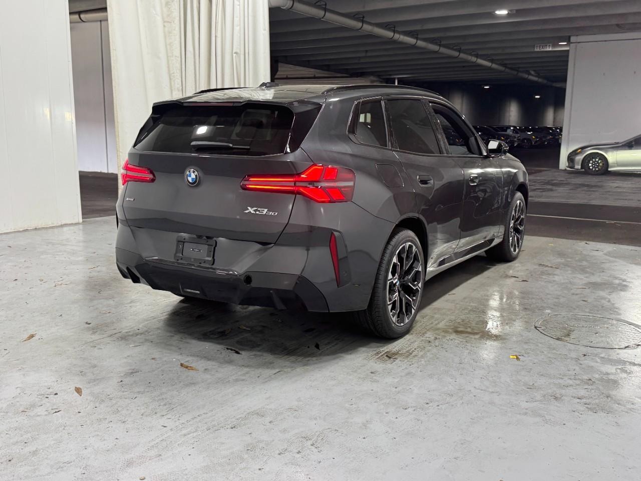 BMW X3 Vehicle Full-screen Gallery Image 4