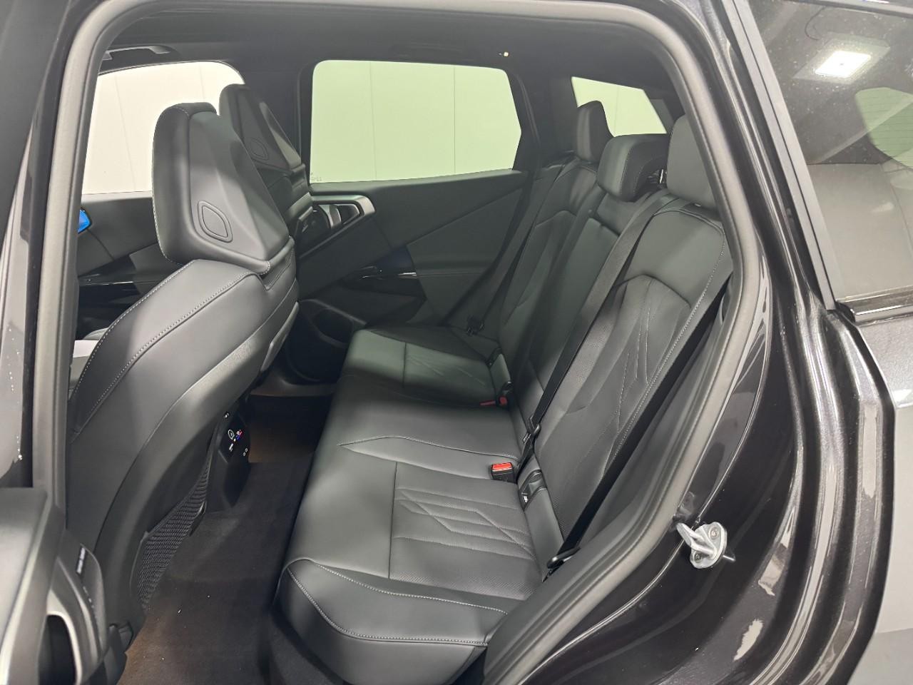 BMW X3 Vehicle Full-screen Gallery Image 8