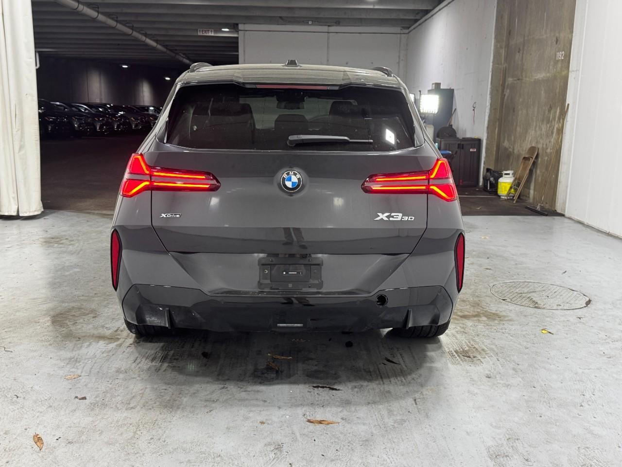 BMW X3 Vehicle Full-screen Gallery Image 9