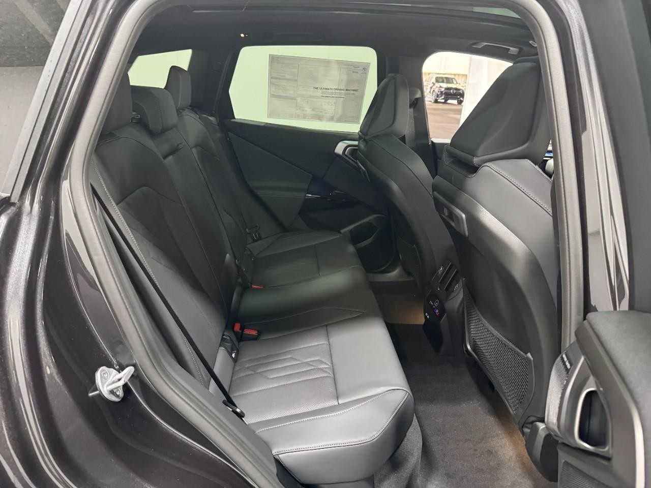 BMW X3 Vehicle Full-screen Gallery Image 10