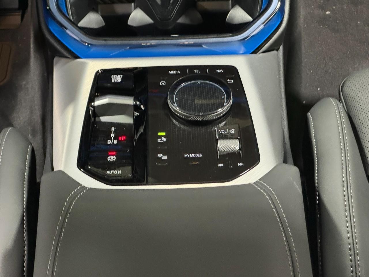 BMW X3 Vehicle Full-screen Gallery Image 16
